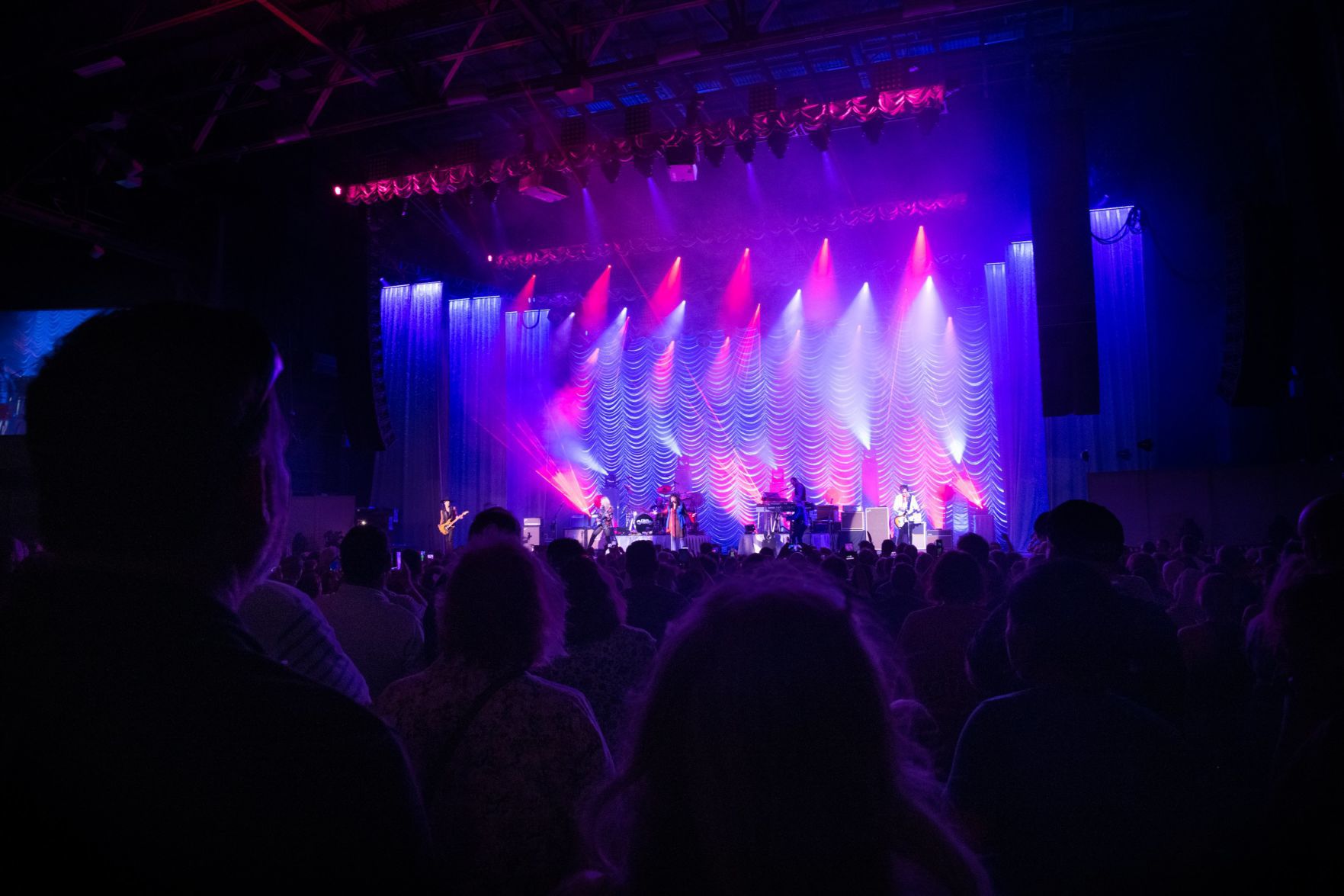 Heart kicks off 'Love Alive' tour at Hollywood Casino Amphitheatre